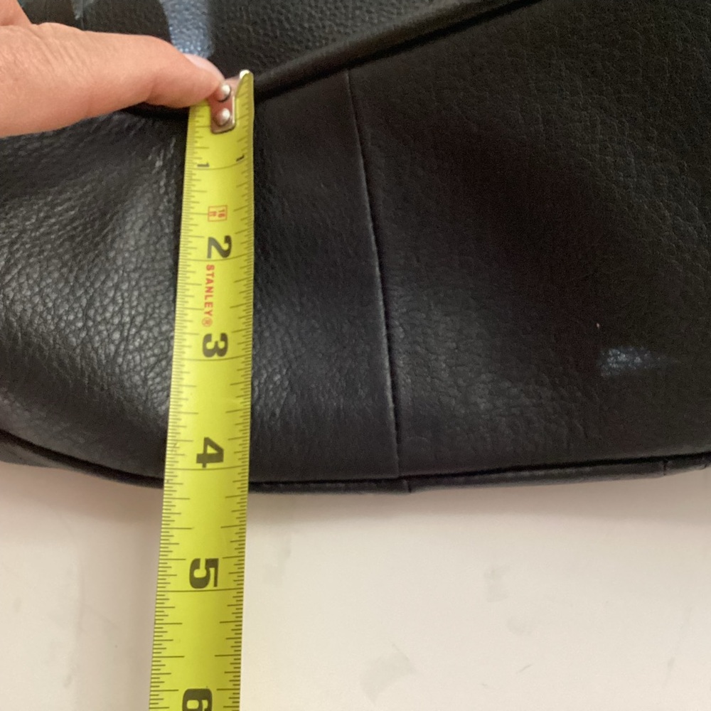 VinceCamuto🆕leather crossbody shoulder bag,snap close,zip&open pockets,adj strap - Picture 10 of 16